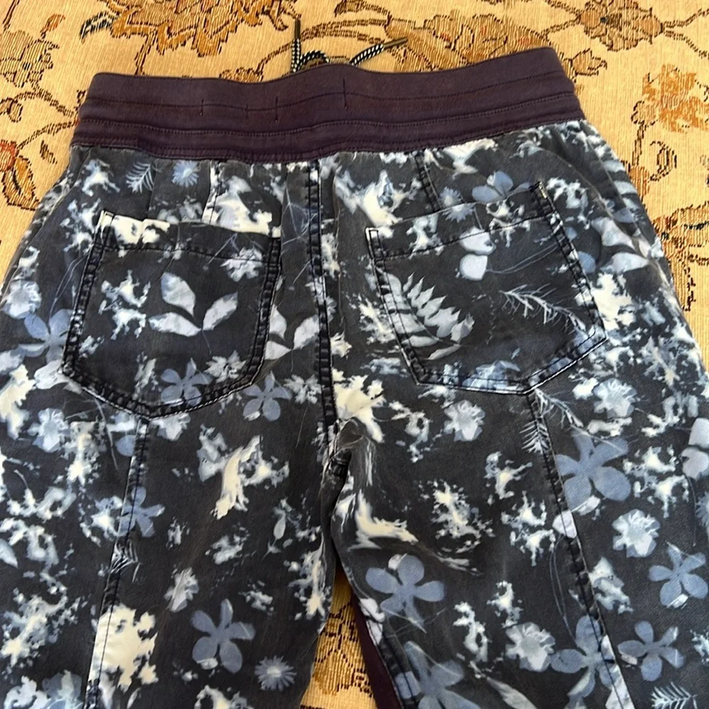 Adorable Anthro Blue Floral Joggers - Picture 8 of 12